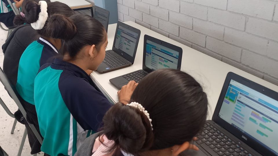 Estudiantes manejan computadoras portátiles en escuela | Facebook / Secretaría de Educación de Nuevo León