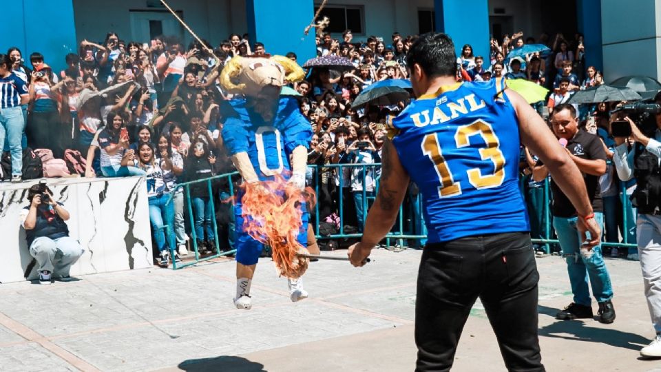 La tradicional quema del Borrego por el equipo de Auténticos Tigres de la UANL