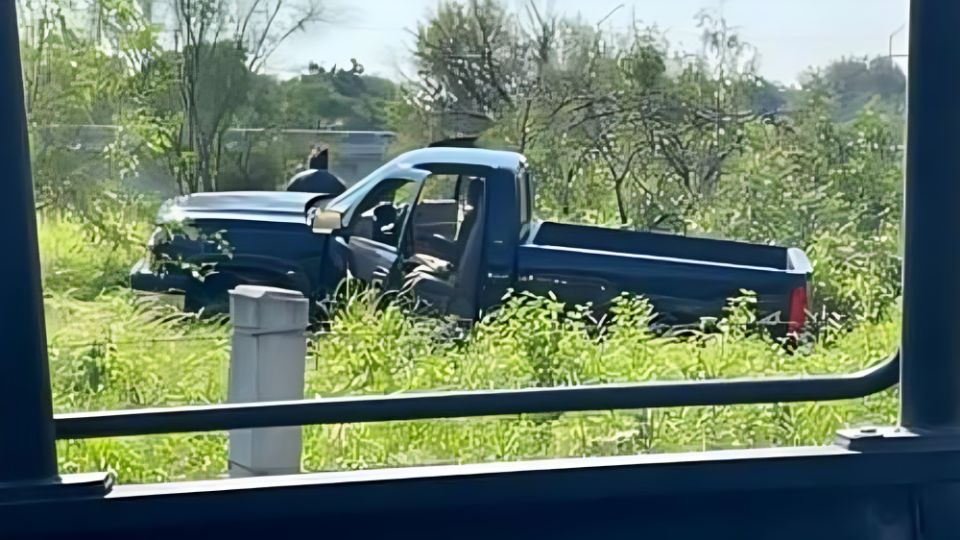 Camioneta varada en terreno baldío | Facebook / N Dr. Arroyo Al Día.