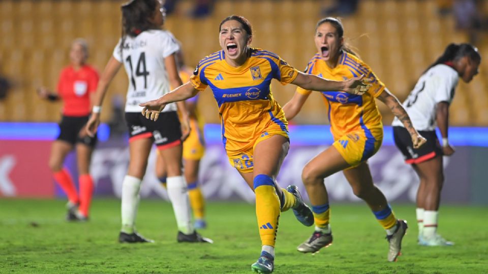 Anika Rodríguez festeja su anotción frente al Alajuelense