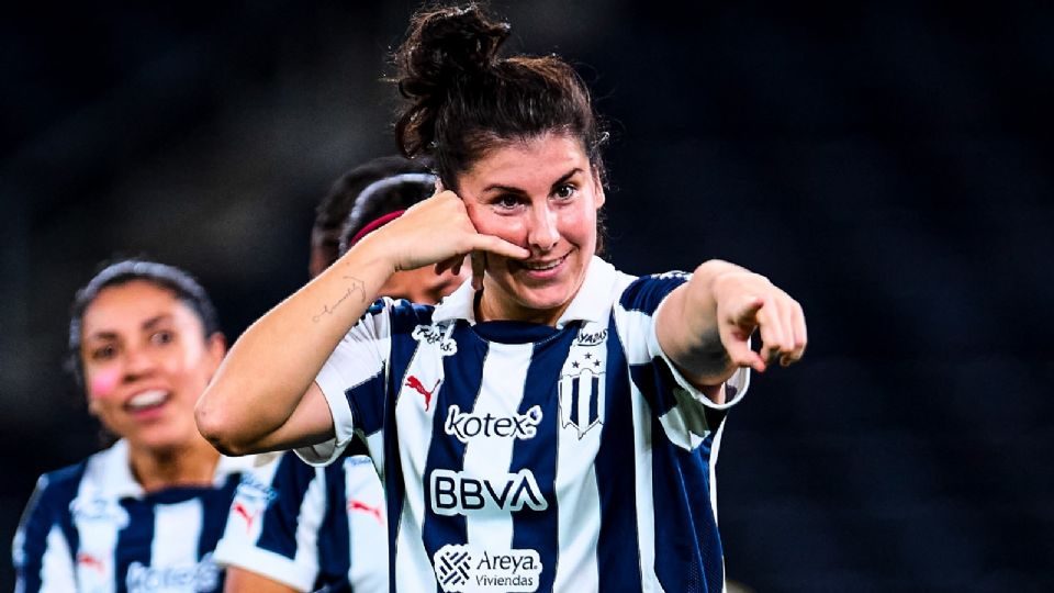 Lucía García celebra su gol frente a Santos Femenil