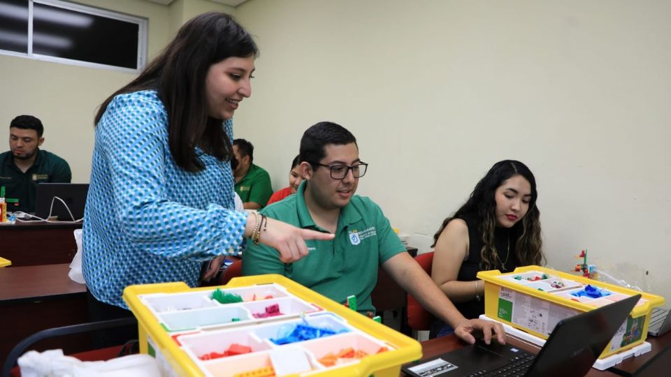 Docentes toman capacitaciones | Facebook / Secretaría de Educación de Nuevo León