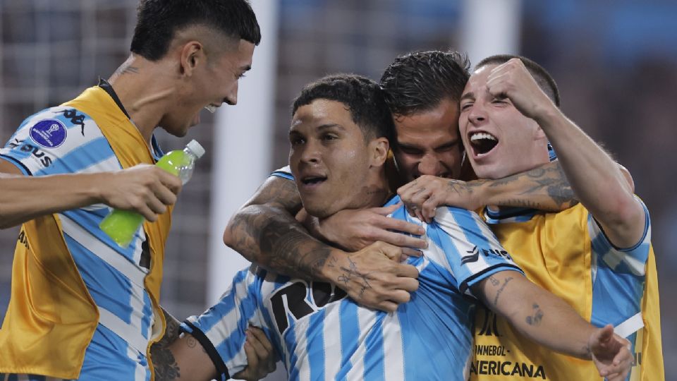 Juan Fernando Quintero (c) de Racing celebra con sus compañeros un gol ante Corinthians