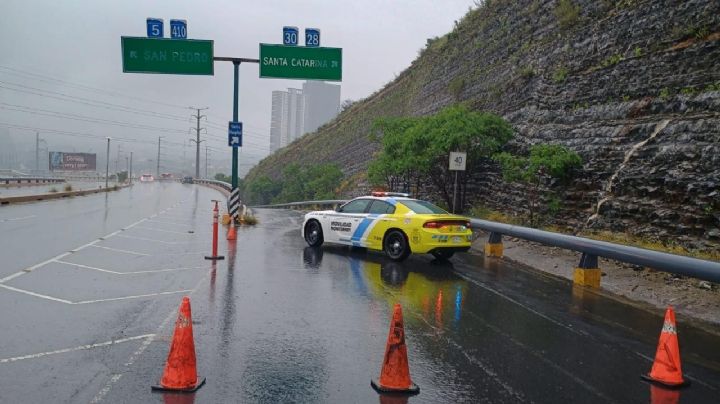 Aplican cierres viales; por intensas lluvias en Monterrey