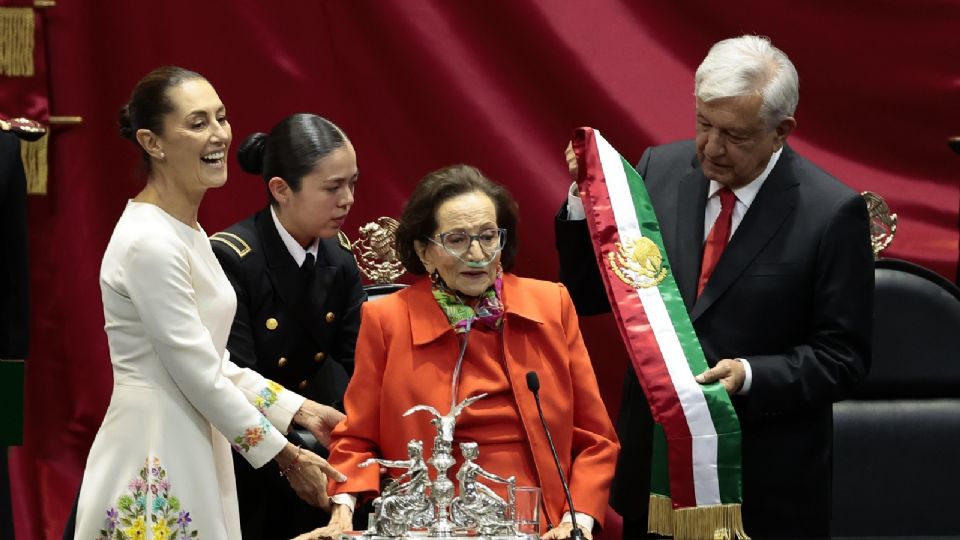 Andrés Manuel López Obrador entrega la banda presidencial a la presidenta de la Cámara de Diputados, Ifigenia Martínez, para la presidenta de México Claudia Sheinbaum, durante la toma de juramento en la Cámara de Diputados este martes en la Ciudad de México.