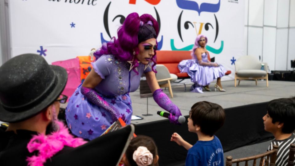 Integrantes del colectivo 'Cuenti Drag' contaron cuentos a los niños y niñas este domingo, en el marco de la Feria Internacional del Libro (FIL).