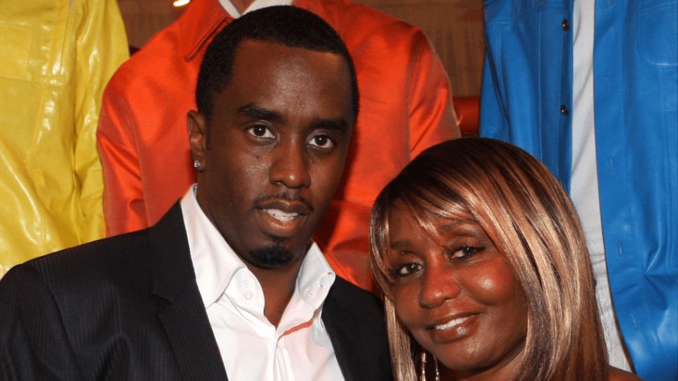 Janice Small Combs junto a su hijo Sean Combs | X / @GossipIn60Mins