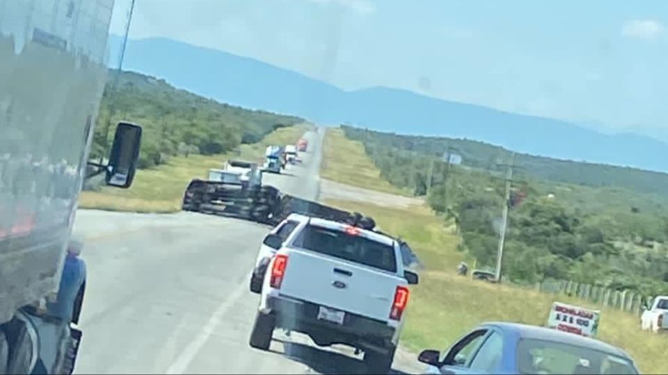 Volcadura en la carretera Nuevo Laredo-Monterrey