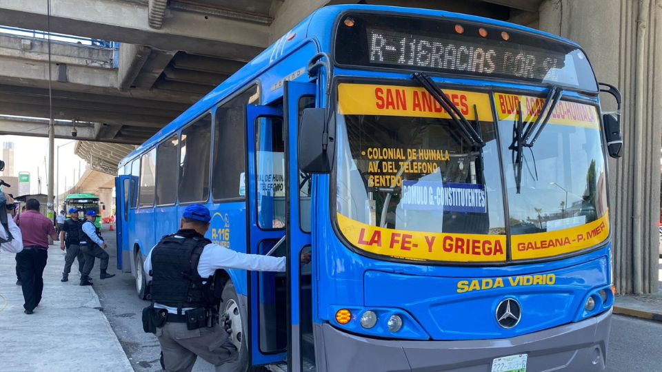 Policías abordan camiones para realizar la inspección