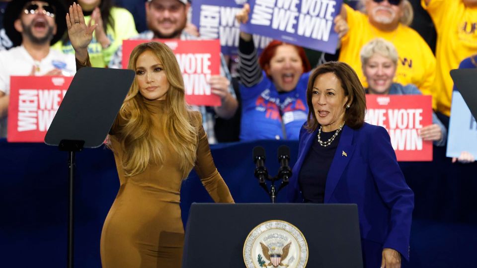 Jennifer López (i) dio anoche un cálido espaldarazo a la vicepresidenta y candidata demócrata, Kamala Harris | EFE/ Bizuayehu Tesfaye