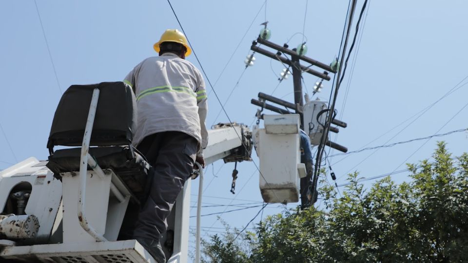 Personal de CFE manipula cableado en Monterrey