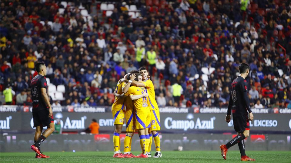 Los jugadores de Tigres celebran la anotación de Marcelo Flores frente a Xolos