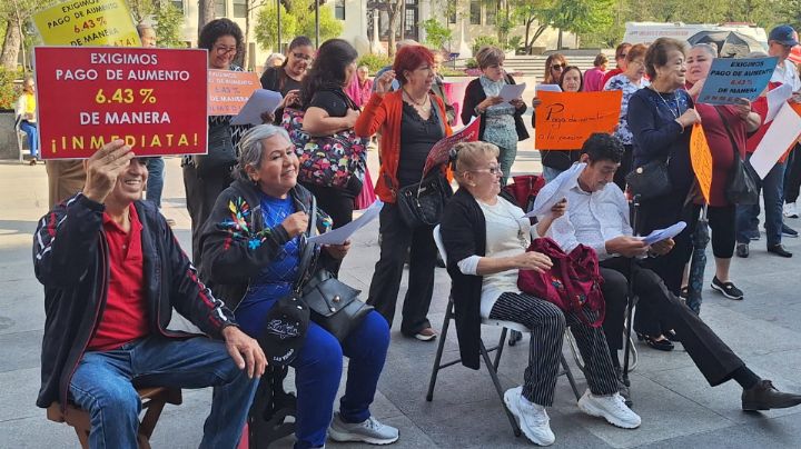 Maestros jubilados exigen actualización de pensiones con plantón en Monterrey