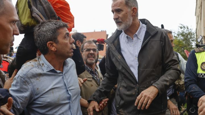 Lanzan barro e insultan a los Reyes de España en su visita a zonas inundadas