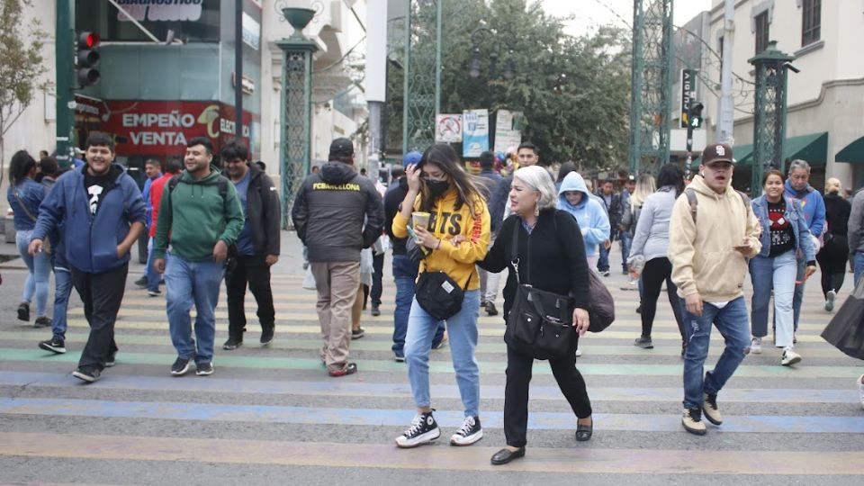 Personas abrigadas caminan por las calles de Monterrey