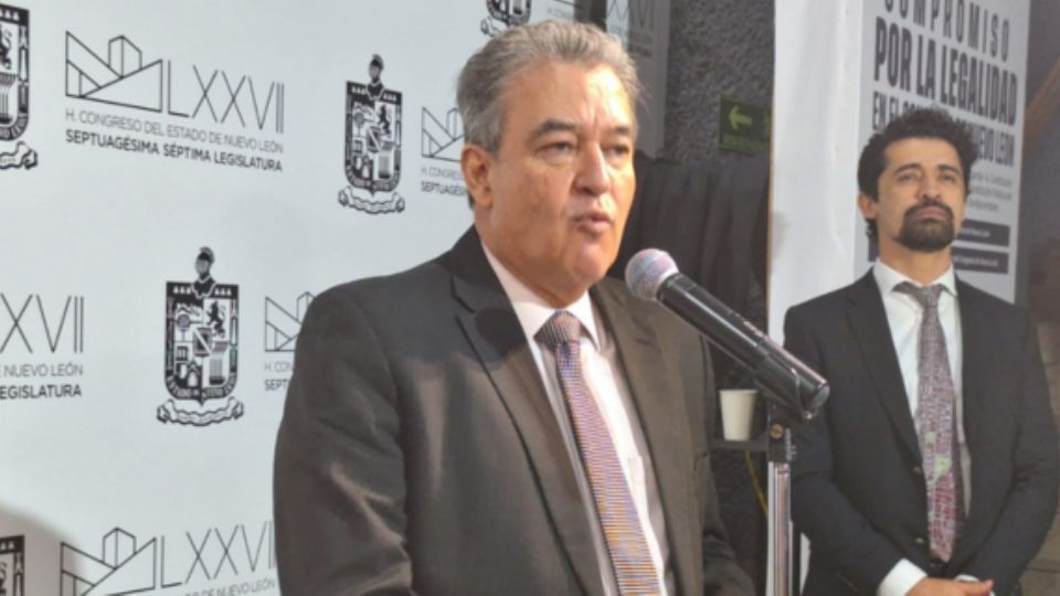 Hernán Villarreal, titular de movilidad, y Abraham Vargas, director de Metrorrey.