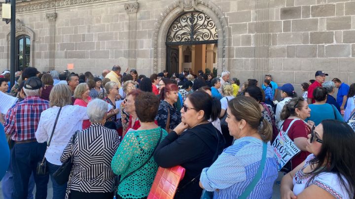 Miles de maestros jubilados reclaman adeudos en Palacio de Gobierno