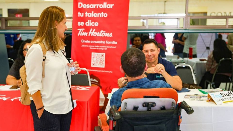 Interesados acuden a la feria del empleo y preguntan a empresas participantes