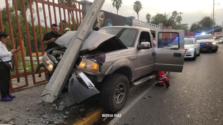 Vehículo se estrella contra un poste de luz en Monterrey; resultan dos lesionados