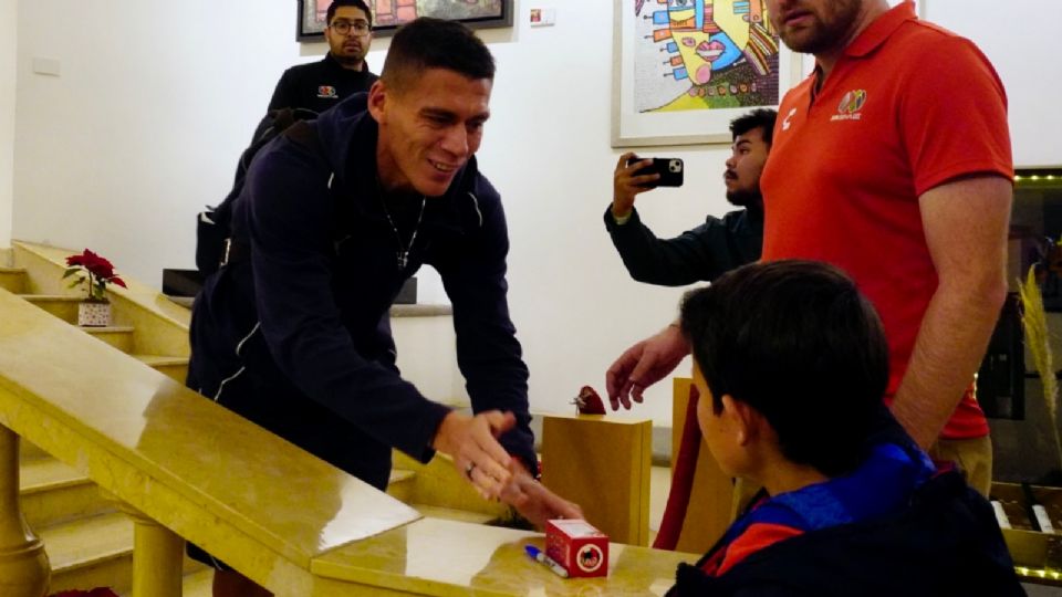 Héctor Moreno atendiendo a un aficionado en el hotel de concentración en Puebla