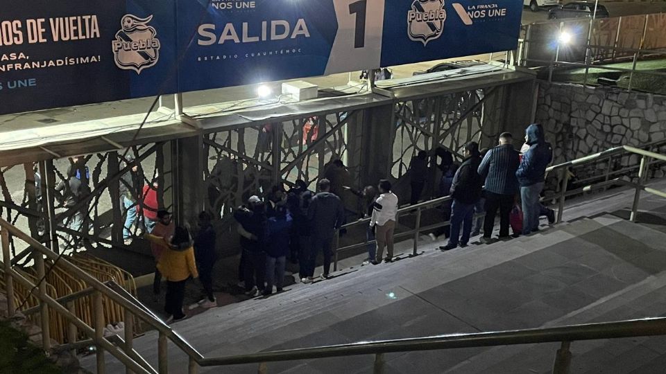 Violencia en el exterior del estadio obligó a retener a la afición de Monterrey.