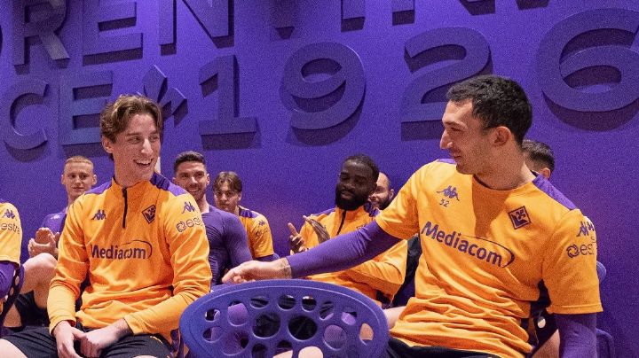 Bove visita a sus compañeros del Fiorentina en la ciudad deportiva