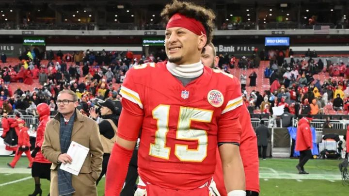 Patrick Mahomes sufre esguince leve de tobillo; en duda para la Semana 16