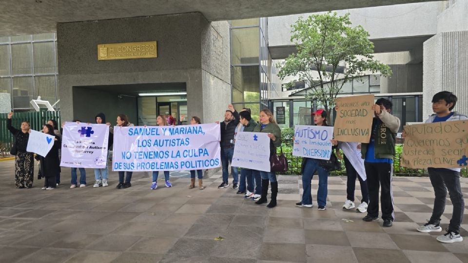 Familias manifiestan frente al congreso pidiendo apoyo económico para centro de atención para niños con autismo.