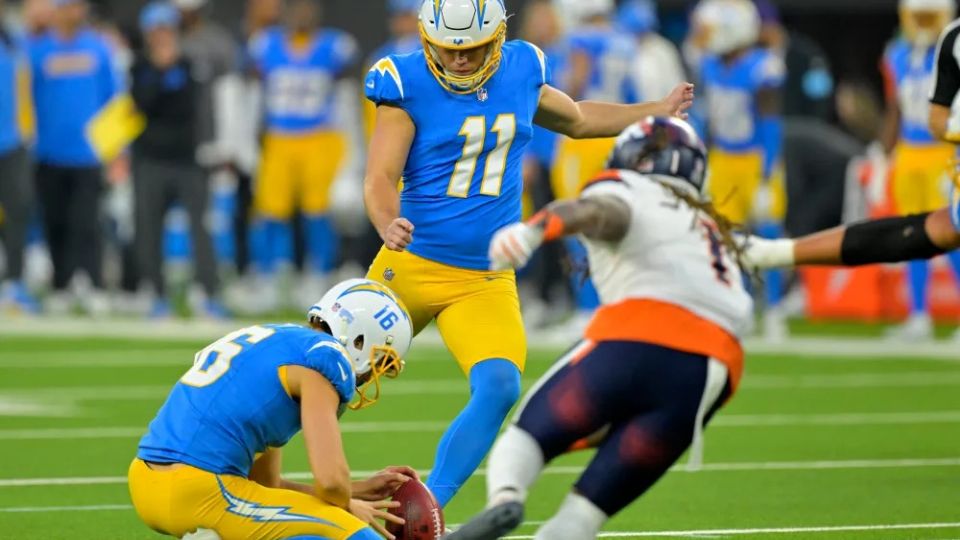 Cameron Dicker, pateador de los Chargers realizando el Fair Catch Kick