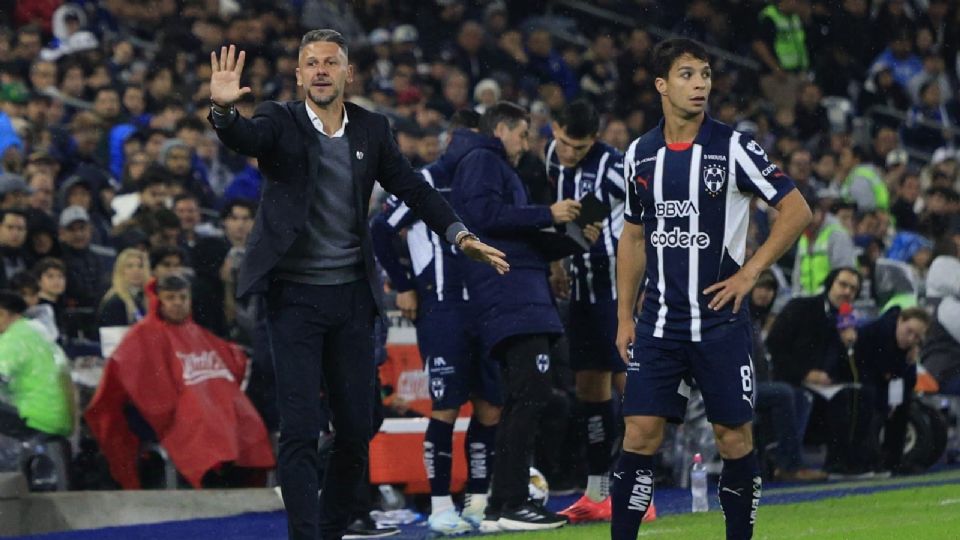 Martín Demichelis dando indicaciones durante la Semifinal ante San Luis