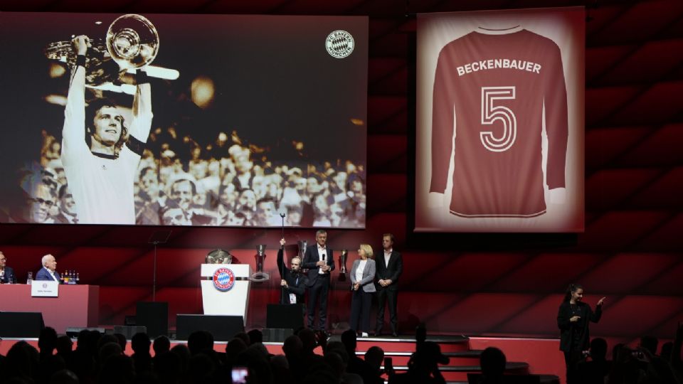 El 'Kaiser' es eterno: Bayern Múnich retira el dorsal 5 en honor a Beckenbauer