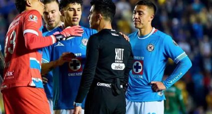 Jugadores y cuerpo técnico de Cruz Azul arremeten contra Adonaí Escobedo en el túnel de vestuarios