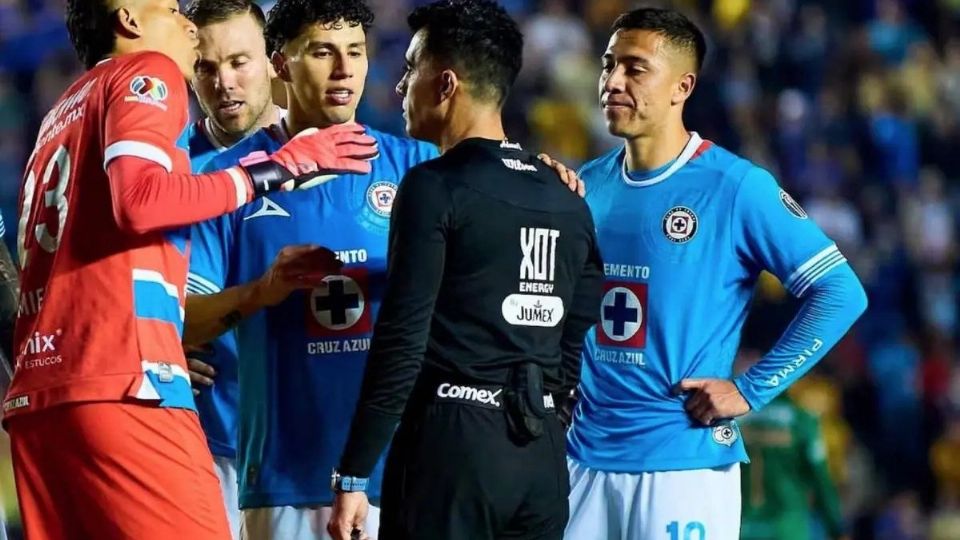 Jugadores y Cuerpo técnico de Cruz Azul arremeten contra Adonaí Escobedo