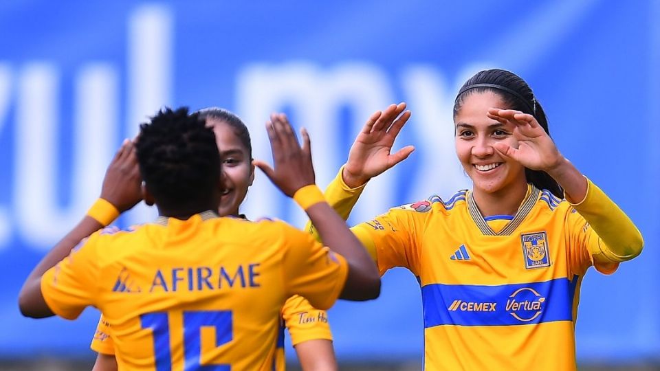 Alison González festeja uno de sus dos goles con Thembi Kgatlana, en la victoria de Tigres Femenil ante Cruz Azul