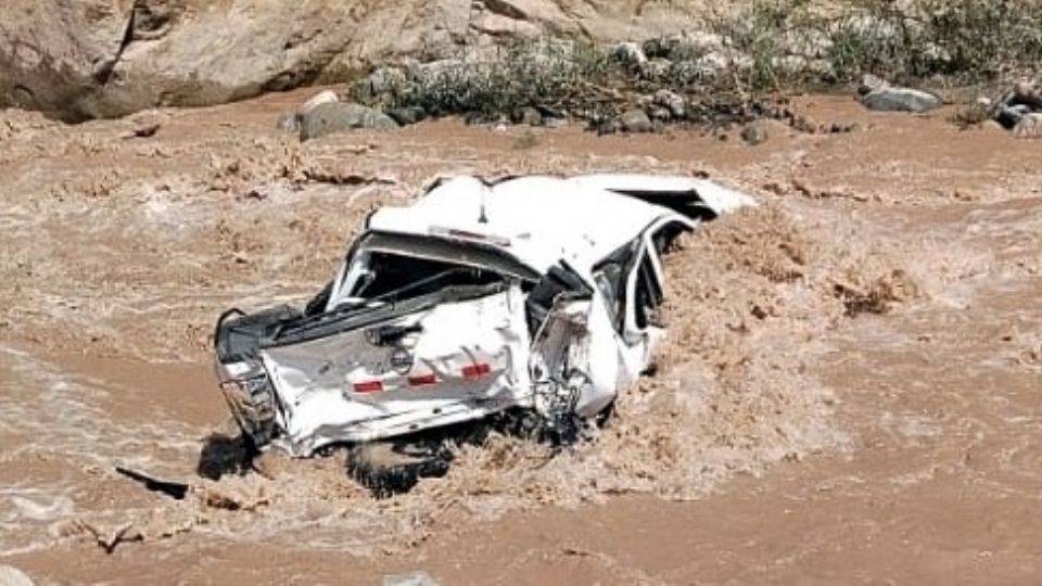 Camioneta cae al rió y mueren 6 personas