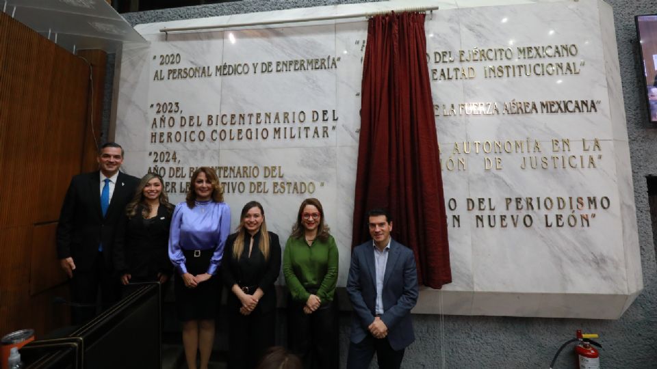 En el marco de los 200 años de la instalación del Congreso del Estado, la Septuagésima Sexta Legislatura develó las letras áureas conmemorativas en el Muro de Honor.