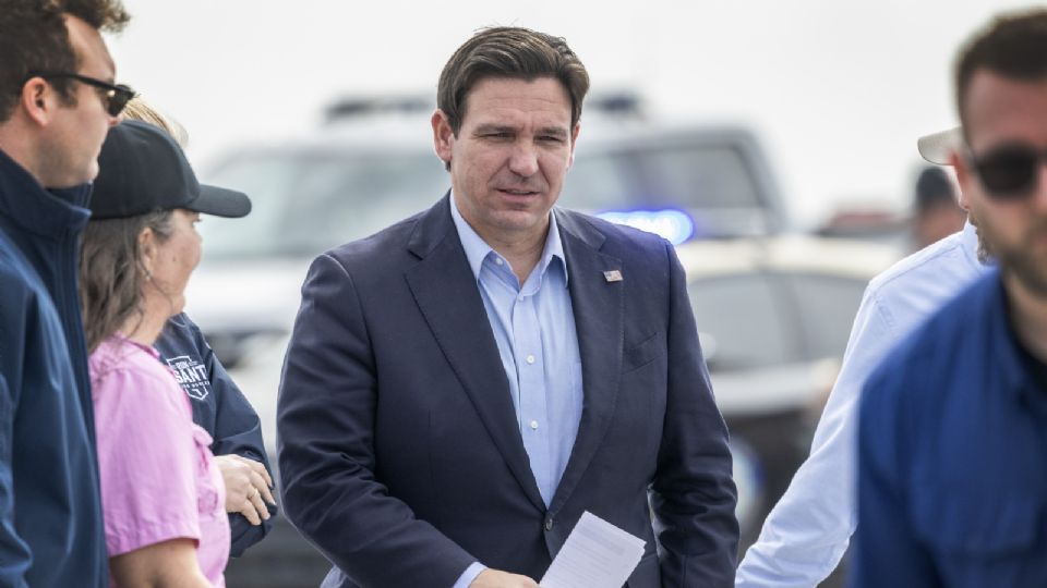 El gobernador de Florida, Ron DeSantis, asiste a una ceremonia para celebrar el llenado de la primera celda del Área de Tratamiento de Aguas Pluviales del Área Agrícola de los Everglades (EAA) de 6.500 acres en el Sitio del Proyecto de Embalse EEA de Gestión del Agua del Sur de Florida en South Bay, Florida, EE. UU., 25 de enero de 2024.