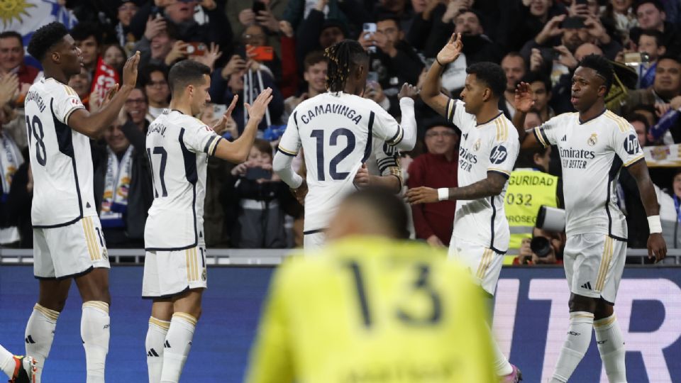 Los jugadores del Real Madrid celebran el primer gol del equipo durante el encuentro correspondiente a la Jornada 24 frente a Girona