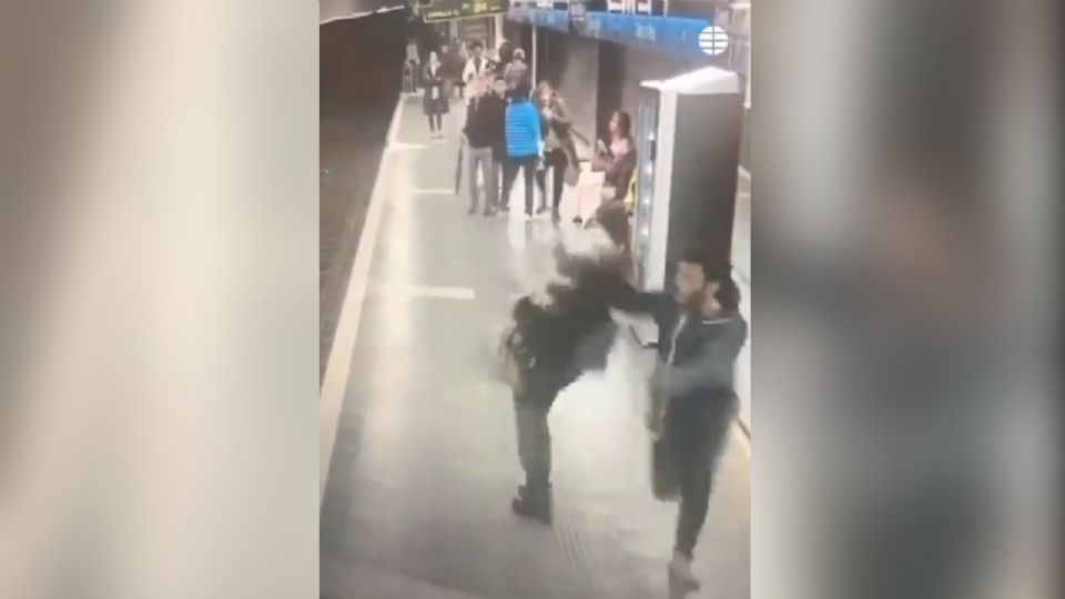 Hombre golpea a descena de mujeres en Barcelona