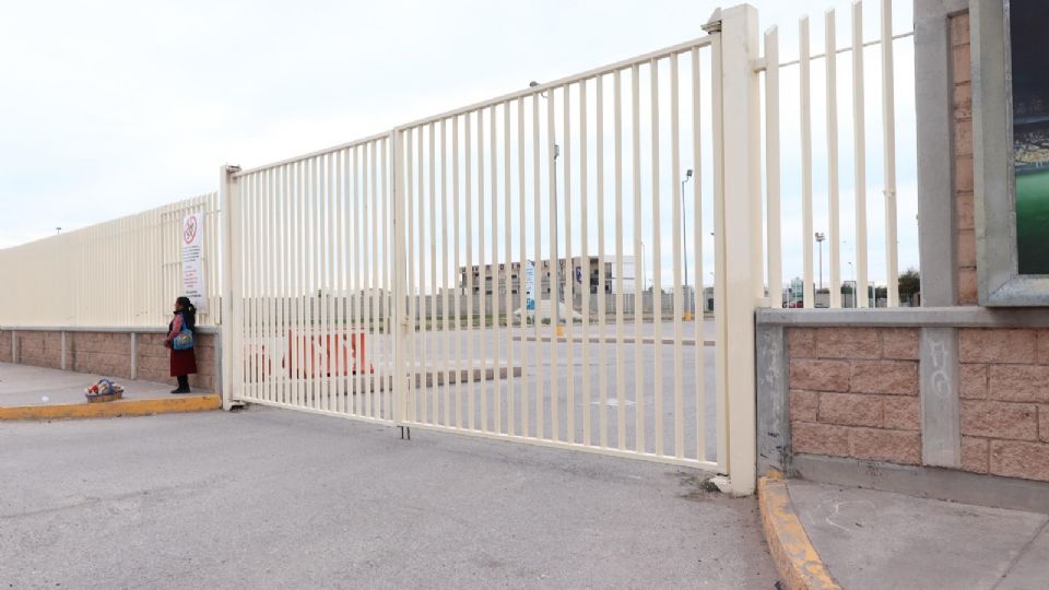 La puerta 7 del Estadio Corona fue escenario del asesinato de la aficionada de Rayados Maribel Mercado, a 20 días del hecho, el lugar no muestra recuerdos en memoria de la mujer.