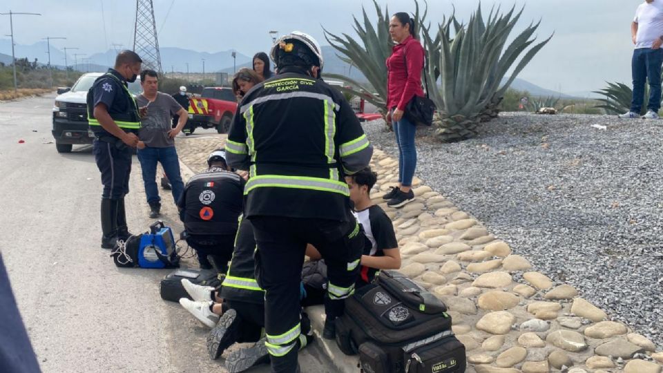 Elementos de Protección Civil en atención a víctimas.