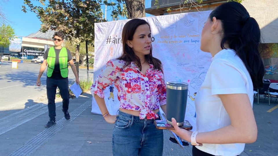 La precandidata a la alcaldía de San Pedro, Vivianne Clariond, realizó una recolecta de firmas para el cierre de la Refinería de Pemex en Cadereyta.