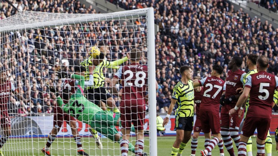 William Saliba anotó el 1-0 del Arsenal ante West Ham, tras ganarle el balón a Edson Álvarez