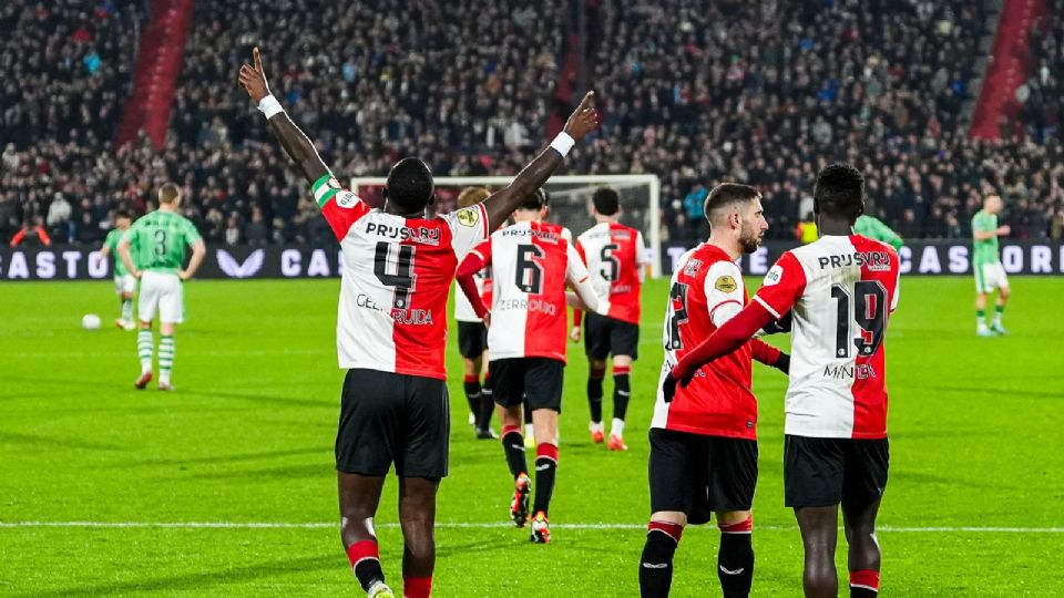 El Feyenoord se impuso en el derbi de Rotterdam al Sparta (2-0) a pesar de la baja del mexicano Santi Giménez, su máximo goleador, que, lesionado, se quedó fuera del encuentro.