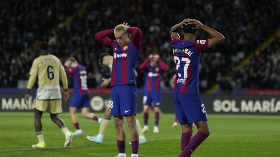 Los jugadores del FC Barcelona, Lamine Yamal (d) y Marc Guiu, se lamentan de una ocasión fallada en el duelo ante el Granada