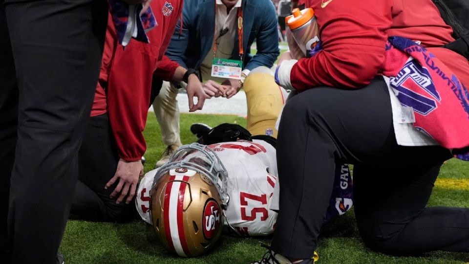 El linebacker de San Francisco, Dre Greenlaw, resultó lesionado cuando ingresaba al terreno de juego, desde la banda del campo.