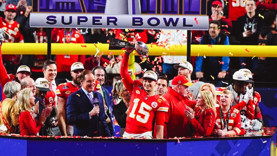 Patrick Mahomes sostiene el trofeo Vince Lombardi que acredita a los Chiefs como los ganadores del Super Bowl LVIII