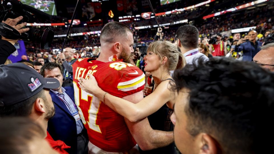 Travis Kelce abrazado de Taylor Swift tras ganar el Super Bowl LVIII