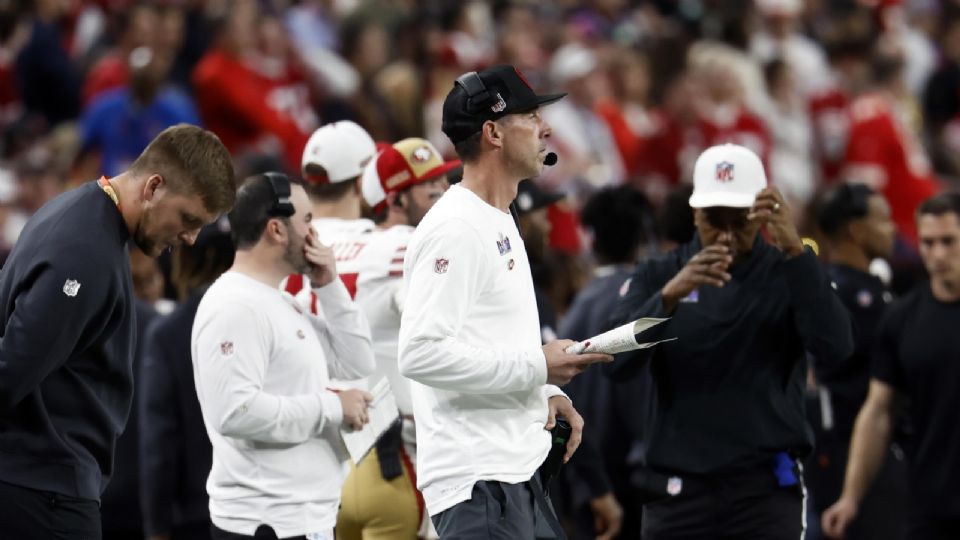 Kyle Shanahan, coach de San Francisco, dando indicaciones durante el Super Bowl LVIII