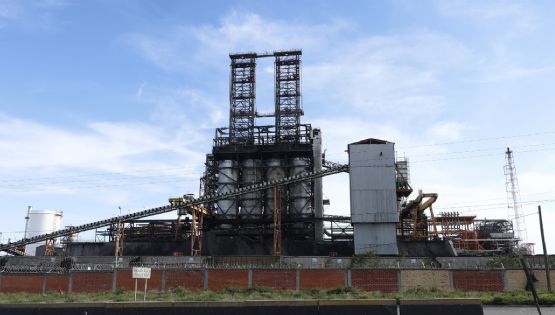 Una vez más Estado acude a la refinería de Cadereyta para clausurarla